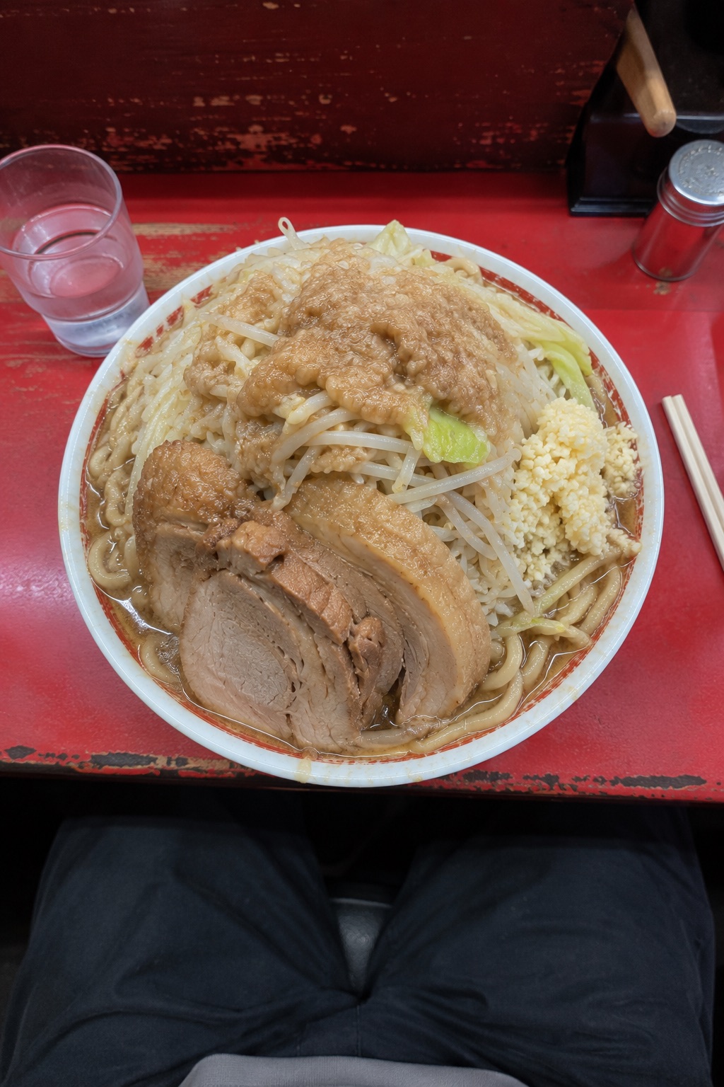 カウンターに着丼した圧倒的な一杯
