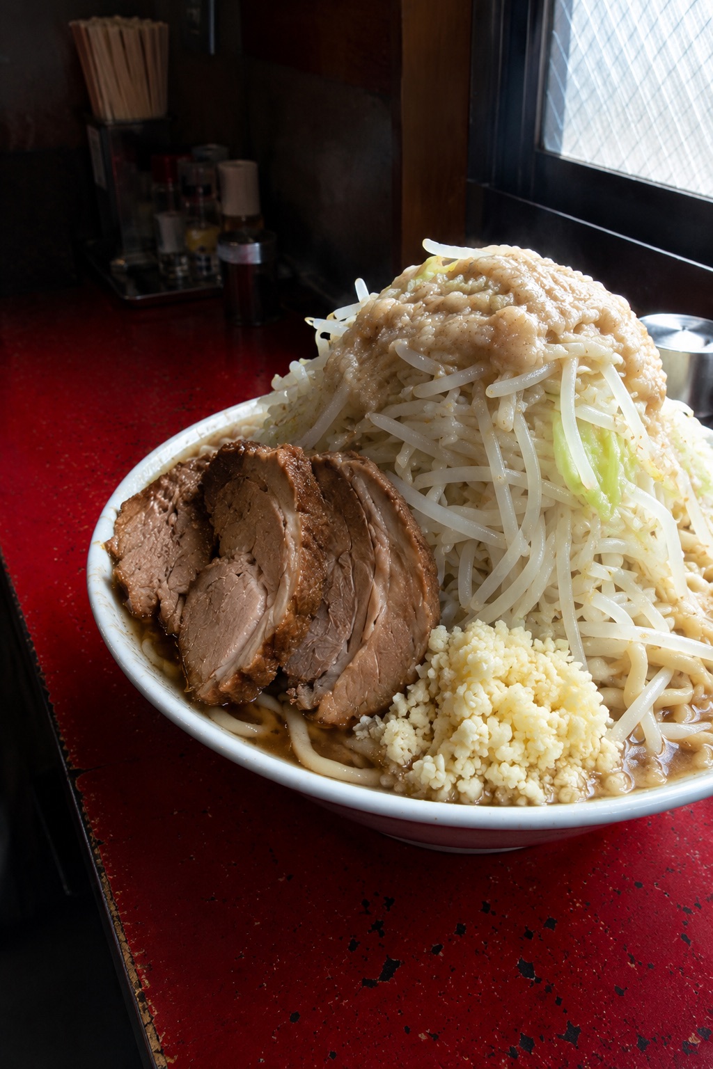 麺屋 轟の一杯 極太麺と山盛りの野菜、こぶし大の豚