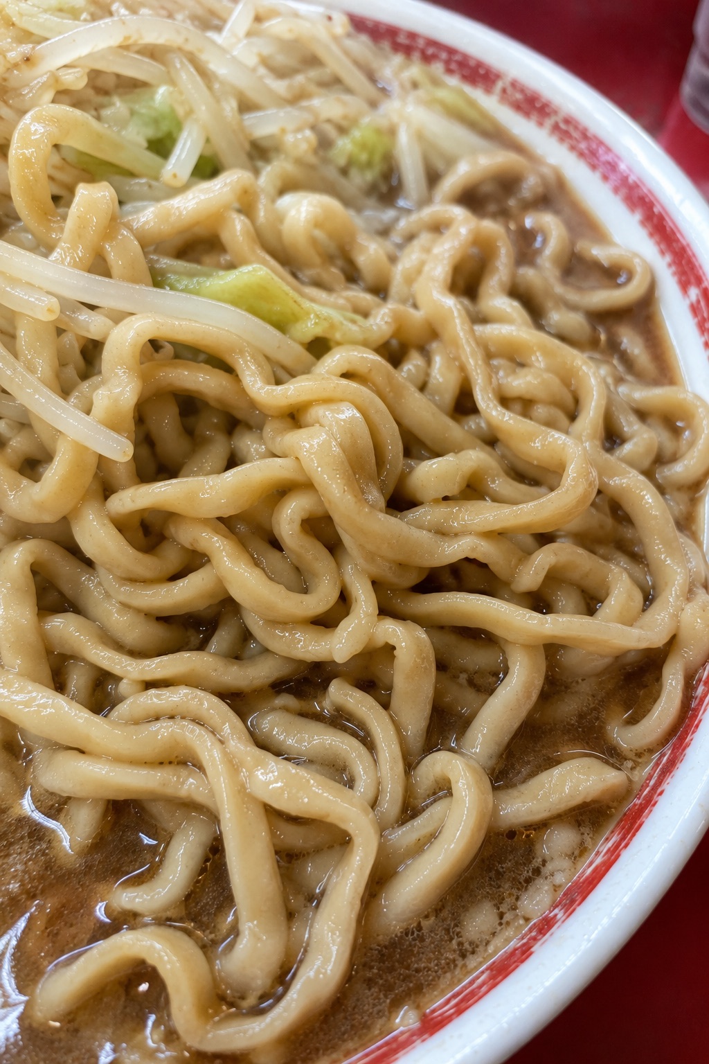 丼の中の極太自家製麺