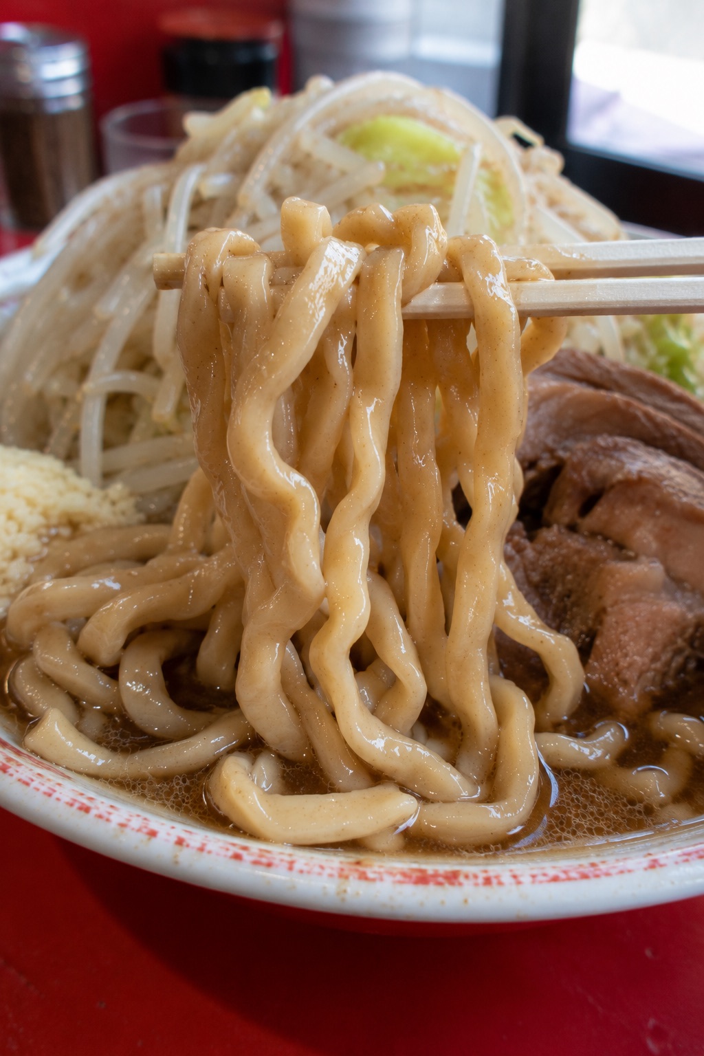 極太麺を箸で持ち上げる